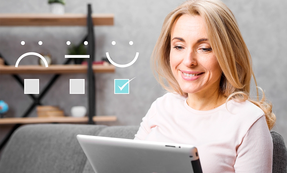 Immagine tematica di giovane donna sorridente che compila sul suo tablet un questionario CIIP sulla Customer satisfaction.