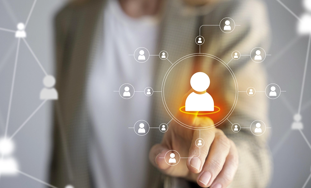 immagine tematica di mano che clicca su moderna infografica con simboli informatici legati alla connessioni degli utenti ai sistemi informatici della CIIP spa