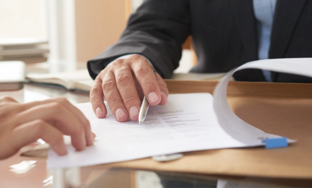 Immagine tematica con uomo che lavora su documenti contenenti informazioni per i clienti