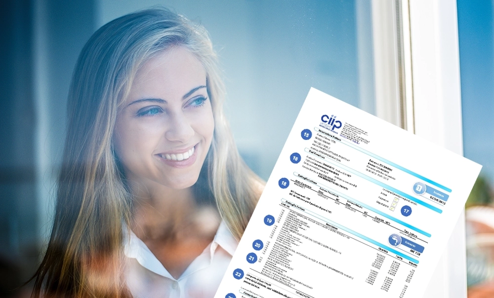 Immagine tematica di giovane donna sorridente che guarda una bolletta della CIIP.