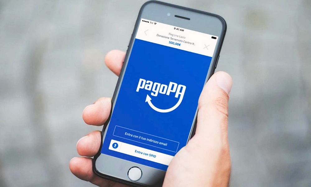 immagine di smartphone tenuto in mano da una persona usato per pagamento on line