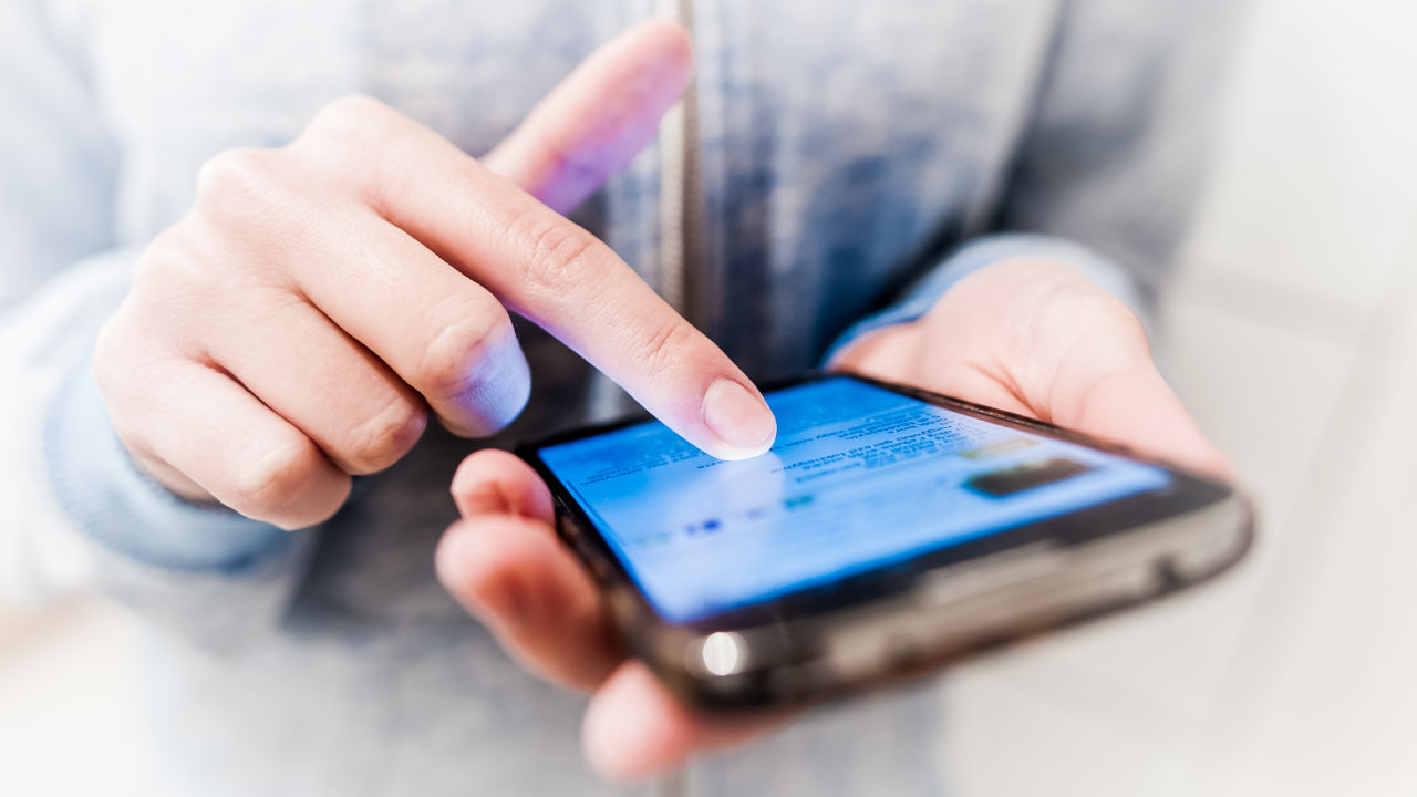 immagine di smartphone tenuto in mano da una persona usato per pagamento on line