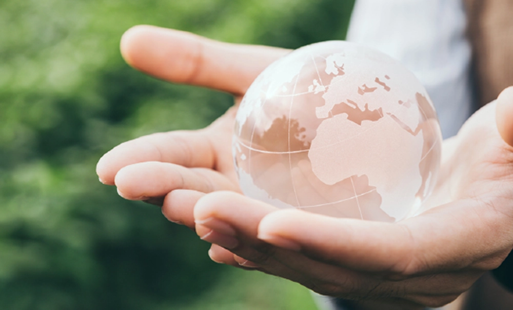 immagine tematiche di mani che sorregono l'immagine stilizzata di un globo terrestre