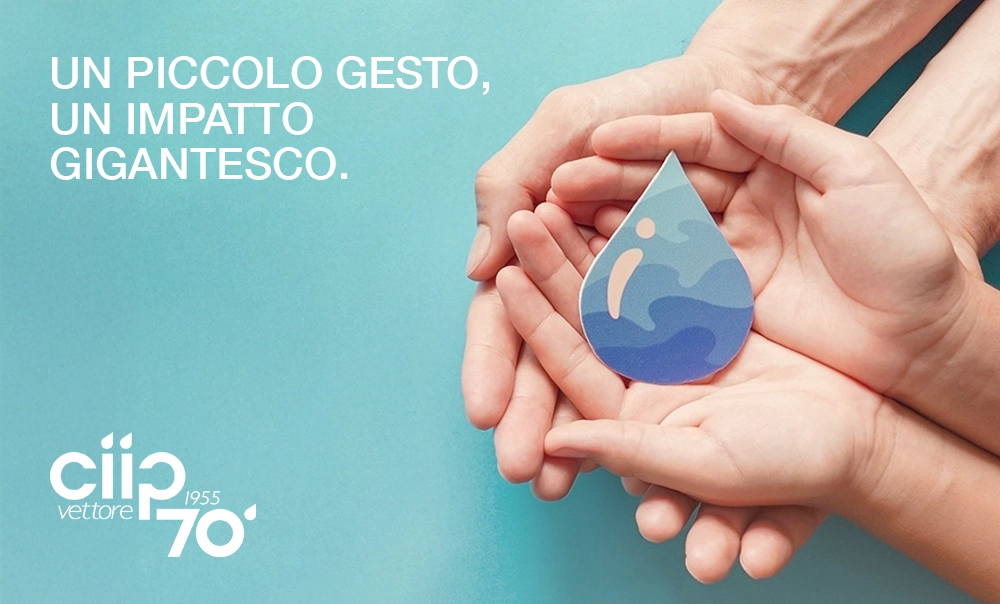 Immagine tematiche sul risparmio idrico. Mani di adulto e mani di bambino tengono il disegno stilizzato di una goccia d'acqua